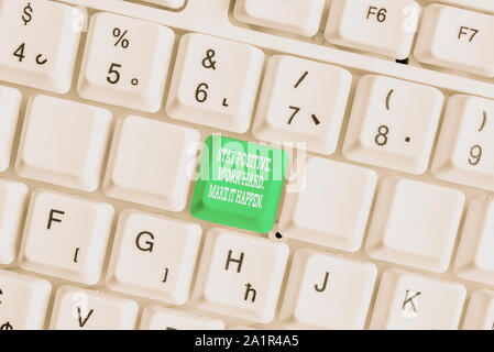 Konzeptionelle Handschrift zeigt Positive arbeiten hart um Sie geschehen. Konzept sinn Inspiration Motivation Haltung Weiß pc-Tastatur mit Hinweis pa Stockfoto