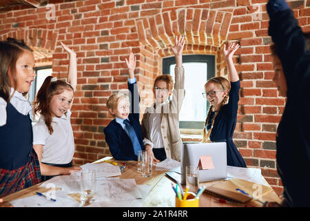 Erfolgreiche Business Team hands up, während des Treffens. Bis schließen Foto Stockfoto