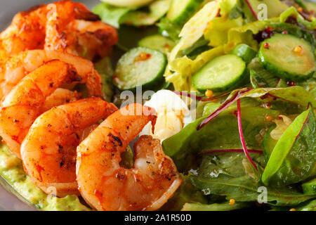 Köstliche gegrillte Garnelen mit Salat mit Wachteleier und grünes Gemüse - Salat, Gurken serviert. Gesunde Mahlzeit Stockfoto