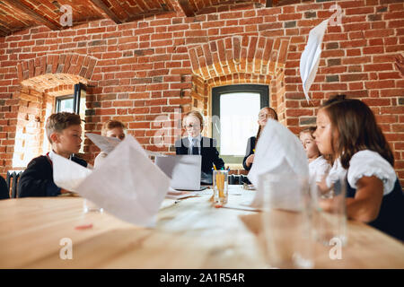 Wenig junge Geschäftsleute feiern erfolgreichen Vertrag, bis Foto schliessen. positives Gefühl und Emotion Stockfoto