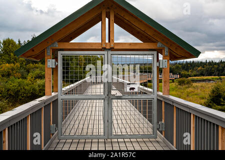 Die neue Beobachtung Brücke und Gehweg über die untere Brooks River im Katmai National Park September 16, 2019 in der Nähe von King Salmon, Alaska. Die neue Beobachtung Plattformen und Brücken wurden im Winter 2019 mit einem Kostenaufwand von mehr als $ 6 Millionen Dollar in der entfernten Park für eine der größten Konzentrationen der Bären in der ganzen Welt wissen. Stockfoto