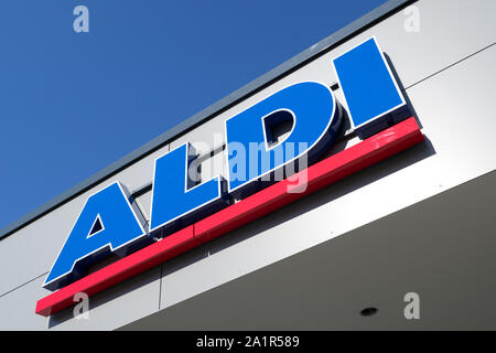 Aldi Schriftzug (North Division) in Zweigstellen. Aldi ist einer der weltweit führenden Discounter Kette mit fast 10.000 Filialen in 18 Ländern. Stockfoto