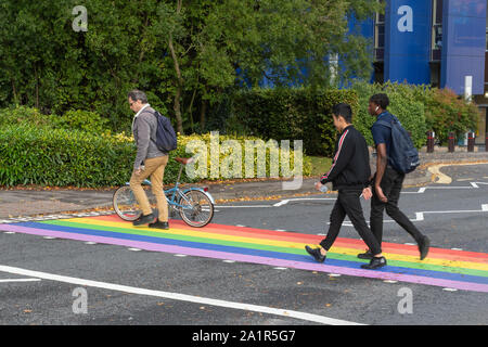 Rainbow Fußgängerüberweg an der Universität von Surrey in Guildford, UK, zur Unterstützung der LGBT-Gemeinschaft Stockfoto