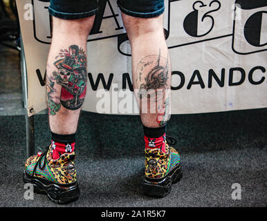 London, Großbritannien. 28 Sep, 2019. Die zweite da am 15. Jahrestag Ausgabe der International Tattoo Convention in London, wurde von einer großen Menschenmenge, die eingefärbt werden und genießen Sie dieses wunderbare Tattoo Convention zu bieten hat. Mit über 200 Tätowierer, alle Stile des Tätowierens, Live Shows mit den Mädchen besucht, tätowierte Models, und die großen und interessanten Menschen, die kommen, um ihre Tätowierungen zu zeigen. Paul Quezada-Neiman/Alamy Live News Credit: Paul Quezada-Neiman/Alamy leben Nachrichten Stockfoto