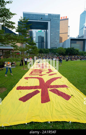 Central, Hong Kong. 28 Sep, 2019. Rallye durch Tausende von pro-demokratischen Verfechter am zentralen staatlichen Stellen bei Tamar Park der 5. Jahrestag des Beginns der Regenschirm Bewegung zu markieren. Credit: Iain Masterton/Alamy leben Nachrichten Stockfoto