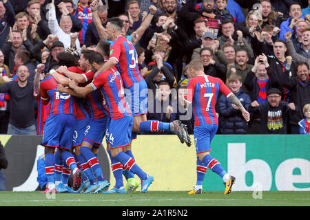 London, Großbritannien. 28 Sep, 2019. Spieler feiert das zweite Ziel von Andros Townsend von Crystal Palace während der Premier League Match zwischen Crystal Palace und Norwich City an Selhurst Park zählte am 28. September 2019 in London, England. (Foto von Mick Kearns/phcimages.com) Credit: PHC Images/Alamy leben Nachrichten Stockfoto