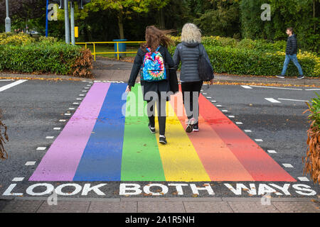 Rainbow Fußgängerüberweg an der Universität von Surrey in Guildford, UK, zur Unterstützung der LGBT-Gemeinschaft Stockfoto