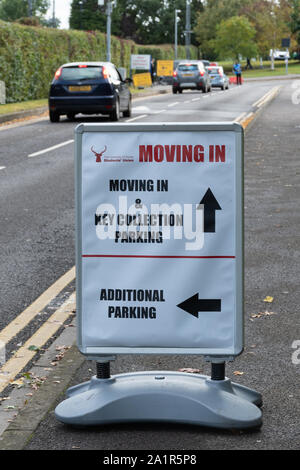 Wechsel in Tag für neue Studenten an der Universität von Surrey in Guildford, England, Großbritannien am 28. September 2019. Den Schildern zum Parkplatz und Schlüsselübergabe. Stockfoto