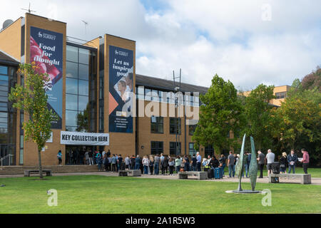 Wechsel in Tag an der Universität von Surrey in Guildford, England, UK. Neue Studenten Ankunft auf dem Campus am 28. September 2019 Schlange stehen, um die Schlüsselübergabe Stockfoto