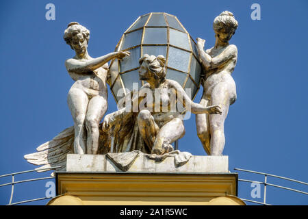 Prager Jugendstil, drei weibliche Figuren, Skulptur auf dem Grand Hotel Evropa, Tschechische Republik Stockfoto