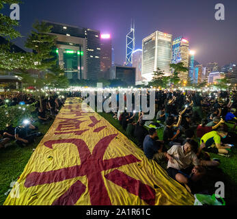 Central, Hong Kong. 28 Sep, 2019. Rallye durch Tausende von pro-demokratischen Verfechter am zentralen staatlichen Stellen bei Tamar Park der 5. Jahrestag des Beginns der Regenschirm Bewegung zu markieren. Credit: Iain Masterton/Alamy leben Nachrichten Stockfoto