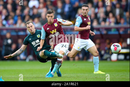 Burnley ist Ashley Barnes (links) und Aston Villa Frederic Guilbert Kampf um den Ball während der Premier League Match in der Villa Park, Birmingham. Stockfoto