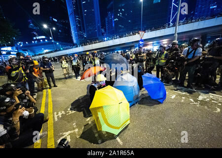 Central, Hong Kong. 28 Sep, 2019. Rallye durch Tausende von pro-demokratischen Verfechter am zentralen staatlichen Stellen bei Tamar Park der 5. Jahrestag des Beginns der Regenschirm Bewegung zu markieren. Aktivisten der Polizei provozieren durch das Werfen von Steinen. Antwort war die Polizei mit Wasserwerfern. Credit: Iain Masterton/Alamy leben Nachrichten Stockfoto