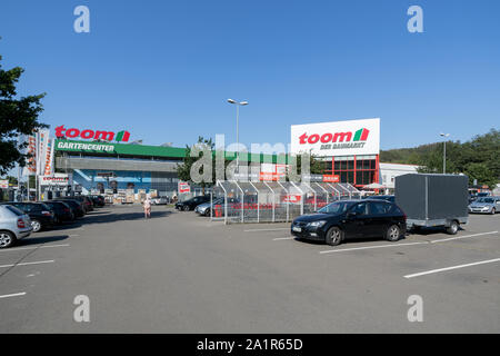 Toom Baumarkt in Gummersbach, Deutschland. Toom ist eines der größten deutschen DIY-Händler und ein Teil der REWE Group. Stockfoto