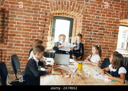 Blond Chef ist nicht mit dem Bericht, Präsentation zufrieden, schließen Foto Stockfoto