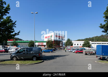 Toom Baumarkt in Gummersbach, Deutschland. Toom ist eines der größten deutschen DIY-Händler und ein Teil der REWE Group. Stockfoto