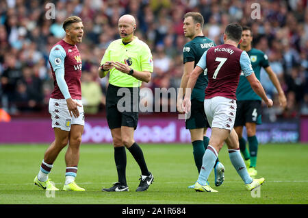 Aston Villa Jack Grealish (links) und Burnley von Ashley Barnes sprechen mit Schiedsrichter Lee Mason während der Premier League Match in der Villa Park, Birmingham. Stockfoto