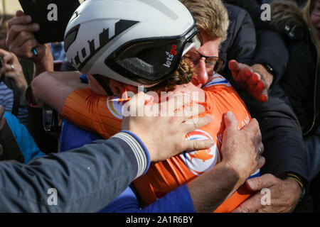 Harrogate, Großbritannien. 28 Sep, 2019. Annemiek Van Vleuten der Niederlande feiert mit Familie nach Gold, die an der 2019 UCI Road World Championships Frauen Elite Straße Rennen. September 28, 2019 Credit Dan-Cooke/Alamy leben Nachrichten Stockfoto