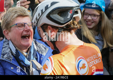 Harrogate, Großbritannien. 28 Sep, 2019. Annemiek Van Vleuten der Niederlande feiert mit Familie nach Gold, die an der 2019 UCI Road World Championships Frauen Elite Straße Rennen. September 28, 2019 Credit Dan-Cooke/Alamy leben Nachrichten Stockfoto