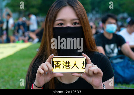 Central, Hong Kong. 28 Sep, 2019. Rallye durch Tausende von pro-demokratischen Verfechter am zentralen staatlichen Stellen bei Tamar Park der 5. Jahrestag des Beginns der Regenschirm Bewegung zu markieren. Frau phone Botschaft der Unterstützung für die Menschen in Hongkong zu zeigen. Credit: Iain Masterton/Alamy leben Nachrichten Stockfoto