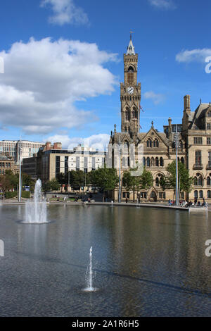 Blick von oben auf den Spiegel Pool mit Springbrunnen und Centenary Square und Bradford City Hall auf der anderen Seite des Wasser, Bradford. Stockfoto