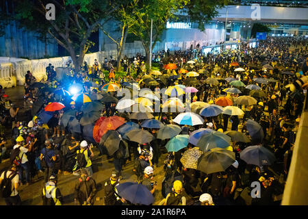 Central, Hong Kong. 28 Sep, 2019. Rallye durch Tausende von pro-demokratischen Verfechter am zentralen staatlichen Stellen bei Tamar Park der 5. Jahrestag des Beginns der Regenschirm Bewegung zu markieren. Aktivisten der Polizei provozieren durch das Werfen von Steinen. Antwort war die Polizei mit Wasserwerfern. Credit: Iain Masterton/Alamy leben Nachrichten Stockfoto