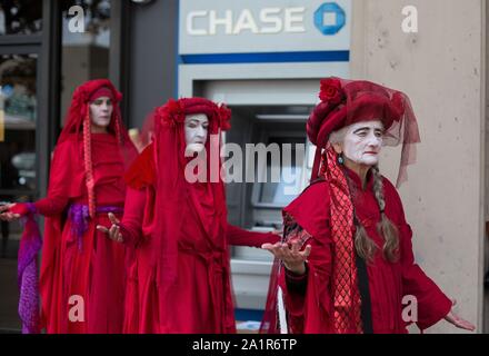 Aussterben Rebellion Klima Aktivisten führen zu einem Sterben in Chase Bank in Eugene, Oregon, USA. Stockfoto