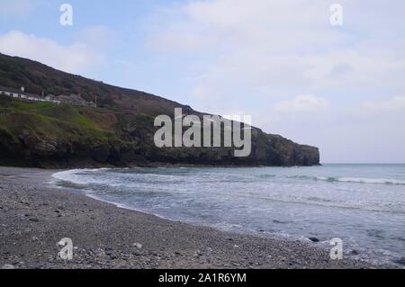 Trevaunance Point Cottages, hl. Agnes an einem bewölkten Frühling. Nordküste von Cornwall, UK. Stockfoto