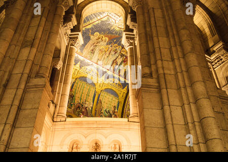 Paris, Frankreich, Sept 04, 2019: Jesus Christus die Figur an der Wand der Basilika Sacre Coeur (Herz-jesu), Paris, Frankreich Stockfoto