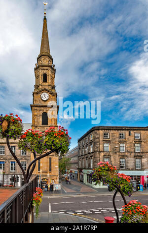 INVERNESS SCHOTTLAND BRIDGE STREET SPÄTSOMMER mit spektakulären BLUMENARRANGEMENTS VOR DEM TURM Stockfoto