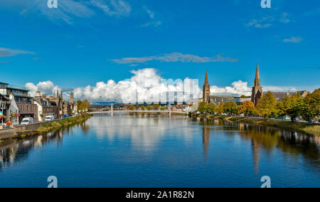 INVERNESS SCHOTTLAND AUF DER SUCHE NACH RIVER VON NESS BRÜCKE ZU GREIG STREET BRIDGE HUNTLY STREET UND BANK STREET Stockfoto