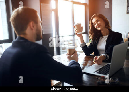 Liebespaar im stilvollen formelle Kleidung im Cafe sitzen, Tee trinken, tolle Zeit zusammen, bis Foto schliessen. Stockfoto