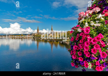 INVERNESS SCHOTTLAND BLICK NACH UNTEN VOM FLUSS DER NESS BRÜCKE IM SPÄTSOMMER VERGANGENEN bunte Blume ANZEIGE Stockfoto