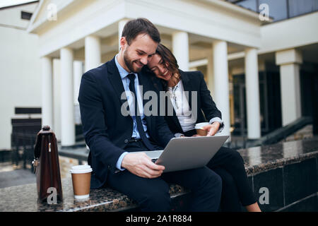 Junge angenehm freundlichen Paar Spaß beim Ruhen im Freien. Glück, positive Emotion und Gefühl Stockfoto
