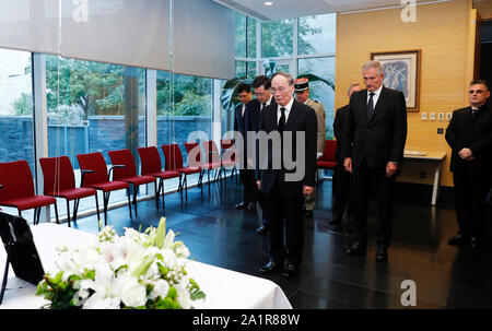 Peking, China. 28 Sep, 2019. Chinesische Vizepräsident Wang Qishan trauern um ehemaligen französischen Präsidenten Jacques Chirac bei der Französischen Botschaft in Peking, die Hauptstadt Chinas, Sept. 28, 2019. Chirac starb am Donnerstag im Alter von 86 Jahren. Credit: Liu Bin/Xinhua/Alamy leben Nachrichten Stockfoto