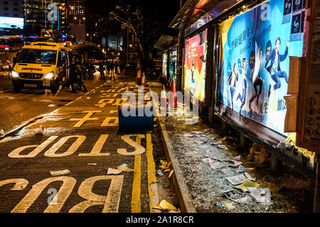 Hongkong, China. 28 Sep, 2019. Eine Reklameanzeige Lightbox ist gesehen außerhalb der zentralen Regierung in die Admiralität Bereich während der 5-jährige Jubiläum der 2014 Regenschirm Bewegung, Hong Kong vandalized. Tausende von Menschen in Hongkong versammelte sich am 28. September den fünften Jahrestag der 'Umbrella Bewegung "Kredit zu markieren: Keith Tsuji/ZUMA Draht/Alamy leben Nachrichten Stockfoto