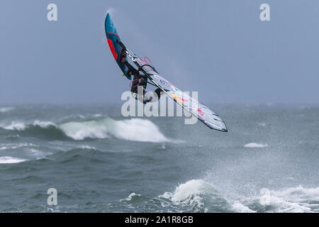 Westerland, Deutschland. 28 Sep, 2019. Vier Weltmeister Philip Köster aus Deutschland springt bei einem Wettbewerb. Die besten Windsurfer der Welt wird ab 27.09.2019 zu 06.10.2019 für die 36 Wm vor der Nordseeinsel Sylt. Credit: Frank Molter/dpa/Alamy leben Nachrichten Stockfoto