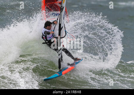 Westerland, Deutschland. 28 Sep, 2019. Vier Weltmeister Philip Köster aus Deutschland surft eine Welle. Die besten Windsurfer der Welt wird ab 27.09.2019 zu 06.10.2019 für die 36 Wm vor der Nordseeinsel Sylt. Credit: Frank Molter/dpa/Alamy leben Nachrichten Stockfoto