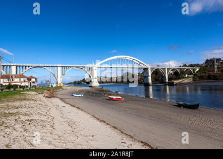 Puente de O Pedrido, Brücke verbindet Bergondo zu Paderne, über Baxoi River, Provinz A Coruña, Galicien, Spanien Stockfoto