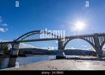 Puente de O Pedrido, Brücke verbindet Bergondo zu Paderne, über Baxoi River, Provinz A Coruña, Galicien, Spanien Stockfoto