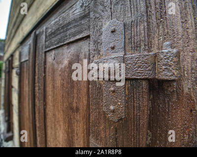 Close up im freien Blick auf einen Teil der alten geschlossenen Fensterläden aus Holz. Traditionellen Holzhaus Stockfoto