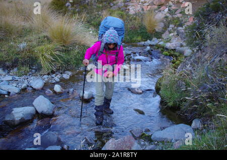 Thai weibliche Backpacker. Te Araroa Trail. South Island. Neuseeland Stockfoto