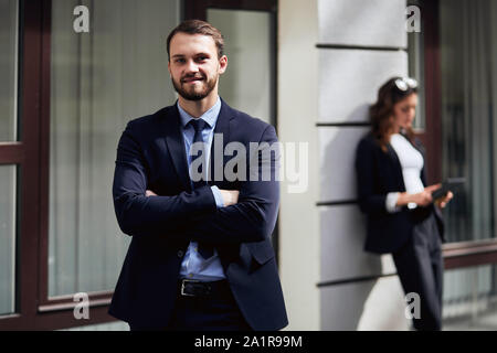 Gerne erfolgreich Bartgeier Geschäftsmann stehend mit Arme auf der Brust verschränkt, Foto, Lifestyle, Menschen schließen. Stockfoto