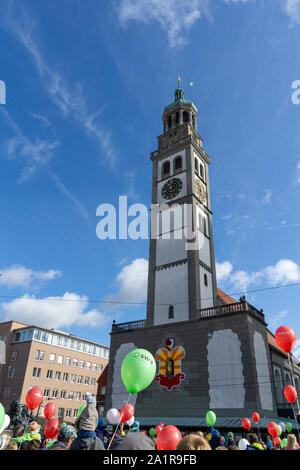Turamichele Feier mit Ballons vor Perlach in Augsburg, Deutschland, Bayern Stockfoto
