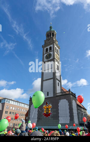 Turamichele Feier mit Ballons vor Perlach in Augsburg, Deutschland, Bayern Stockfoto