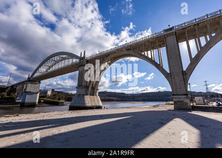 Puente de O Pedrido, Brücke verbindet Bergondo zu Paderne, über Baxoi River, Provinz A Coruña, Galicien, Spanien Stockfoto