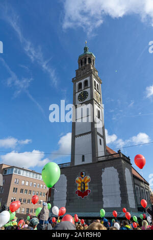 Turamichele Feier mit Ballons vor Perlach in Augsburg, Deutschland, Bayern Stockfoto