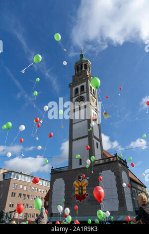 Turamichele Feier mit Ballons vor Perlach in Augsburg, Deutschland, Bayern Stockfoto