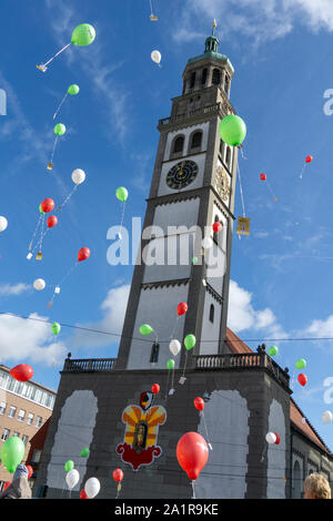 Turamichele Feier mit Ballons vor Perlach in Augsburg, Deutschland, Bayern Stockfoto