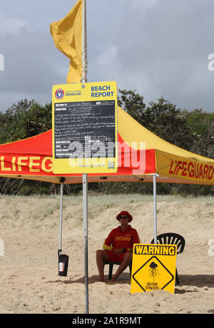 Beliebte Strände an der Sunshine Coast in Queensland werden von ausgebildeten Rettungsschwimmern patrouillierten die Sicherheit der Bürger zu gewährleisten und uptodate Information Angebot Stockfoto